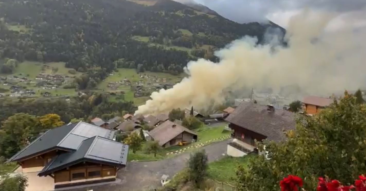 Incendie à Troistorrents: route fermée et mesures de sécurité