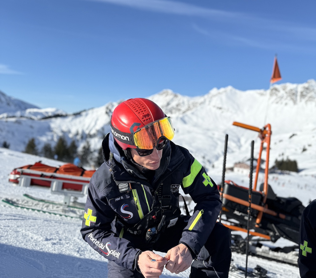 Reportage : Sébastien Polzl, chef sécurité des portes du soleil suisse, veille sur le domaine