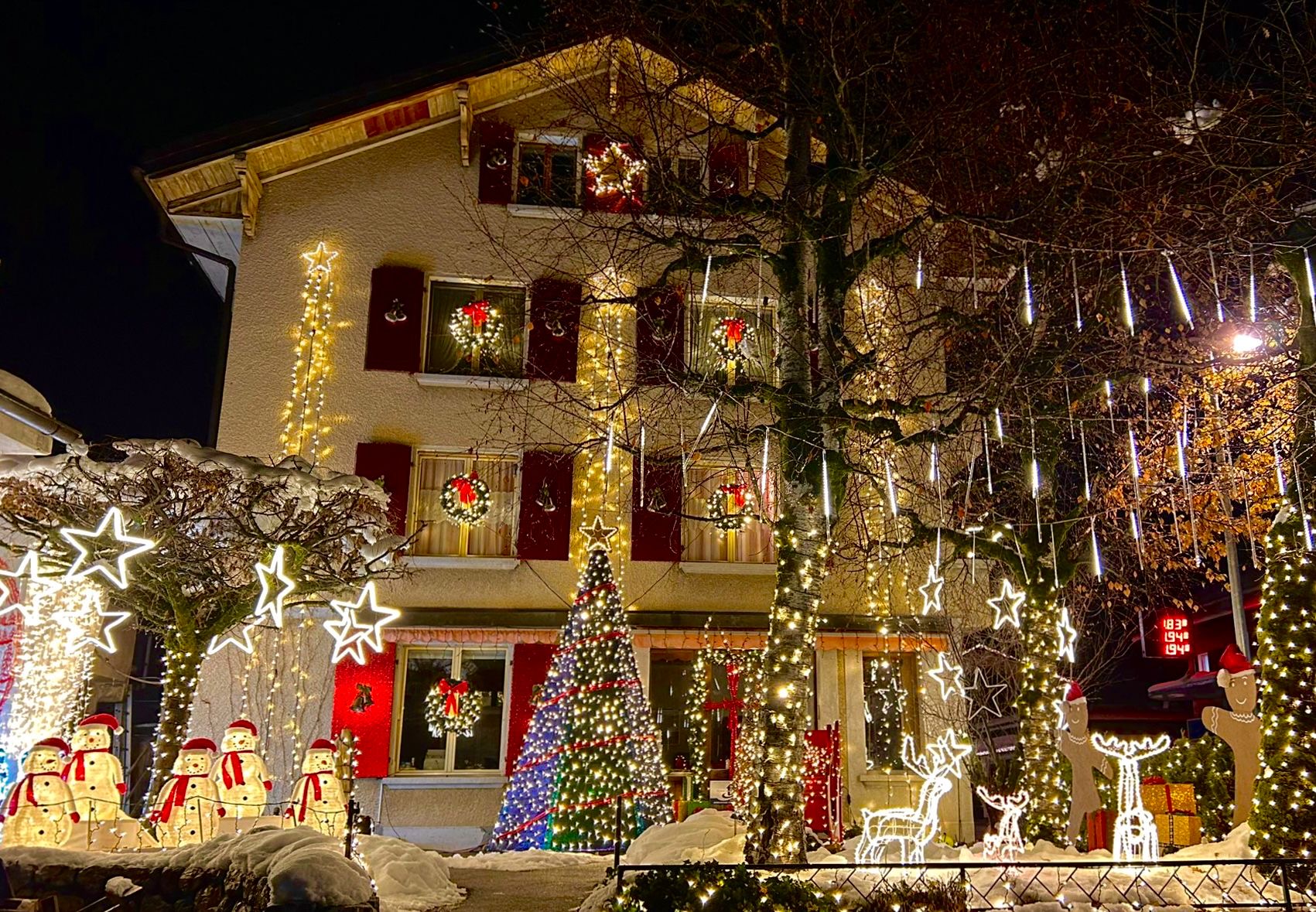 Château-d'Oex : un jeune Damounais rallume la magie de Noël avec un grand spectacle lumineux 
