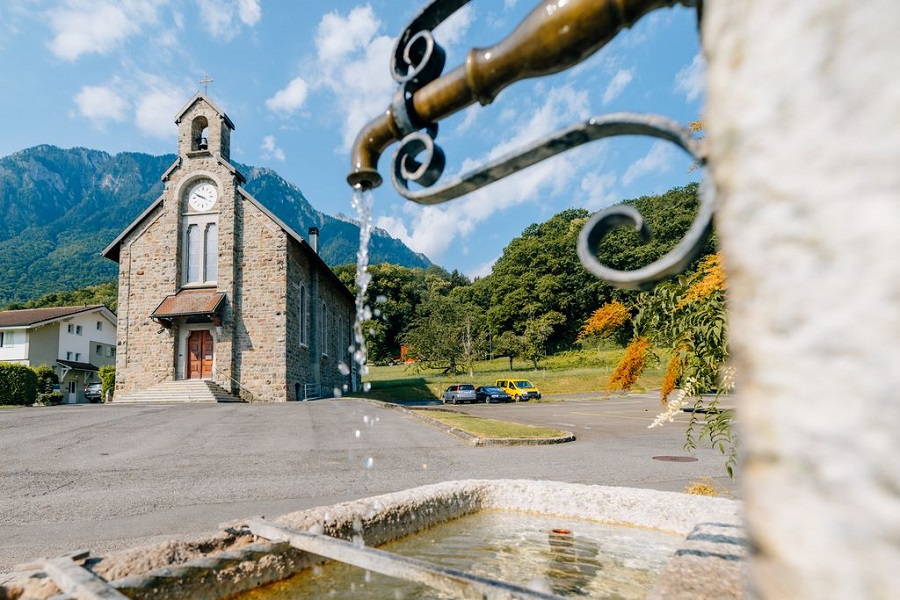 Chanter en choeur en hommage aux victimes et aux personnes touchées par le drame de Crans-Montana