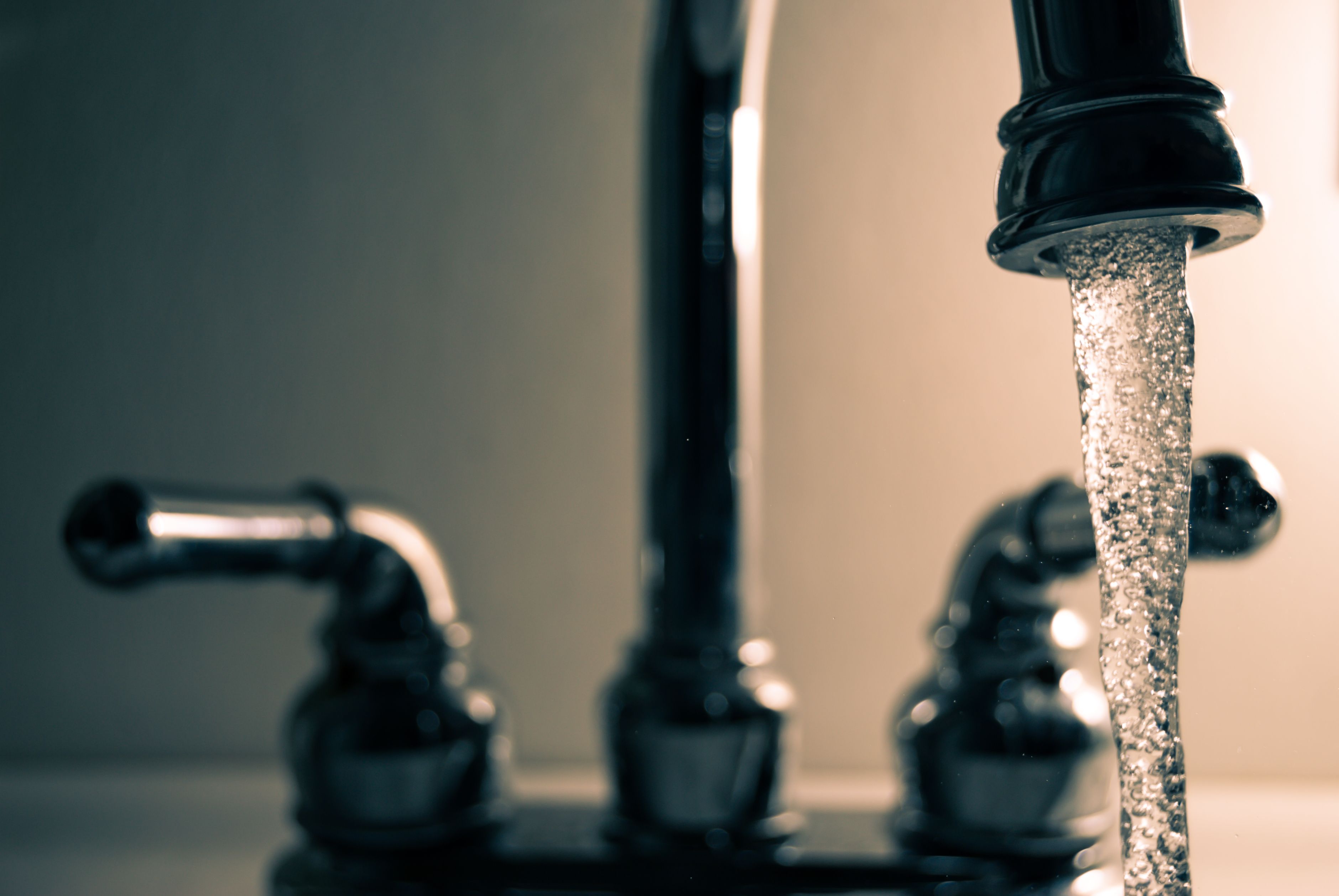 Excédé par le mauvais goût qui imprègne son eau du robinet, Ollon sort les grands moyens