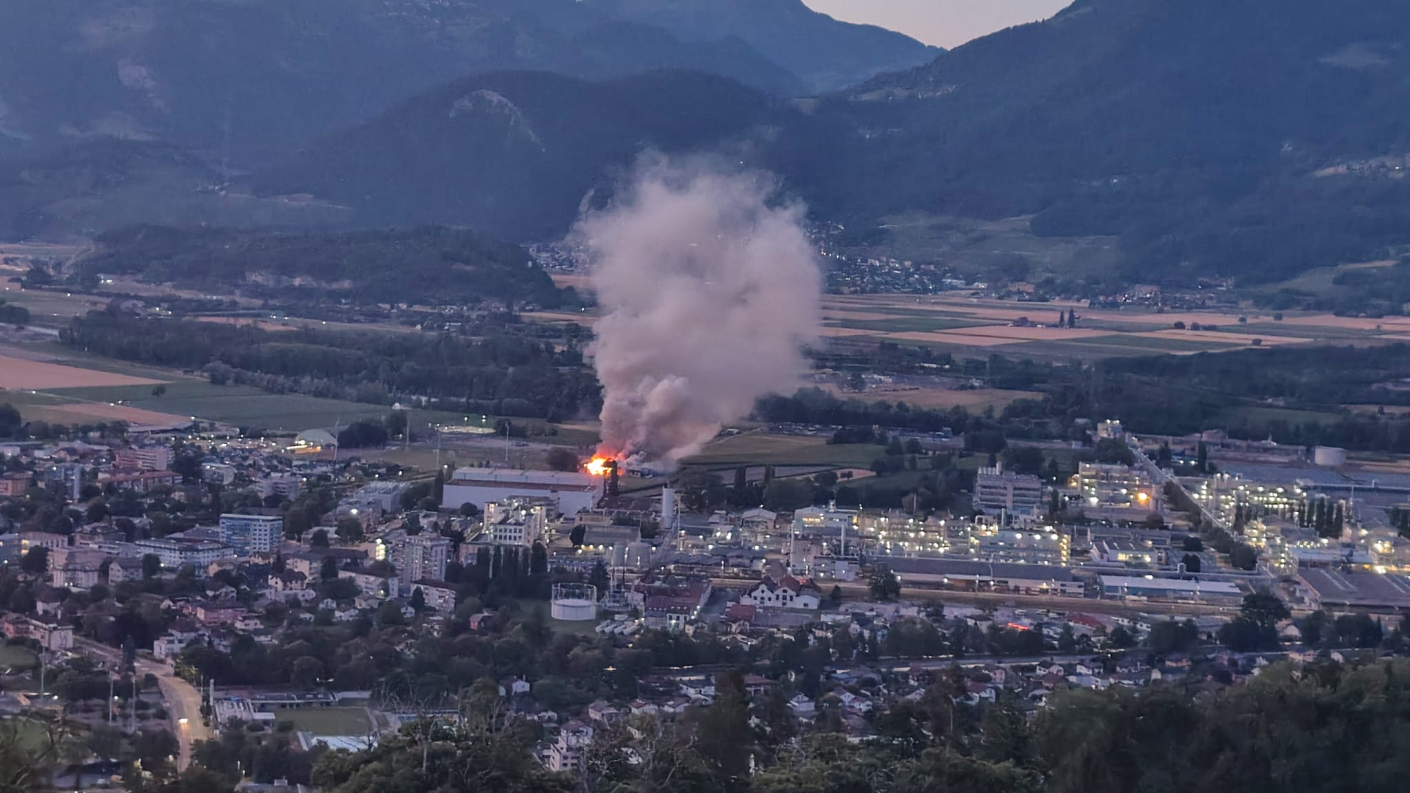 Important incendie en cours à Monthey, le secteur est à éviter