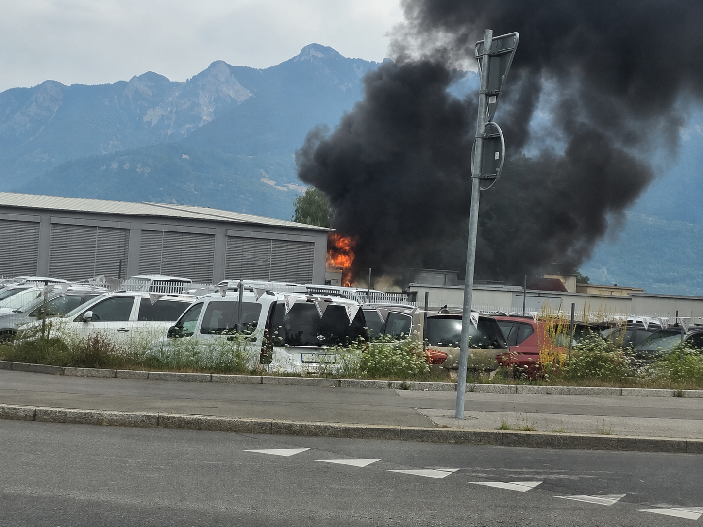 Collombey-Muraz: l'incendie au garage Ecoeur Automobiles est maîtrisé