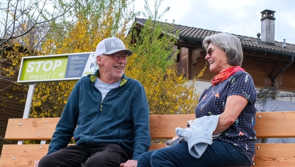 Champéry : l'auto-stop retrouvera ses lettres de noblesse grâce à des bancs dédiés  