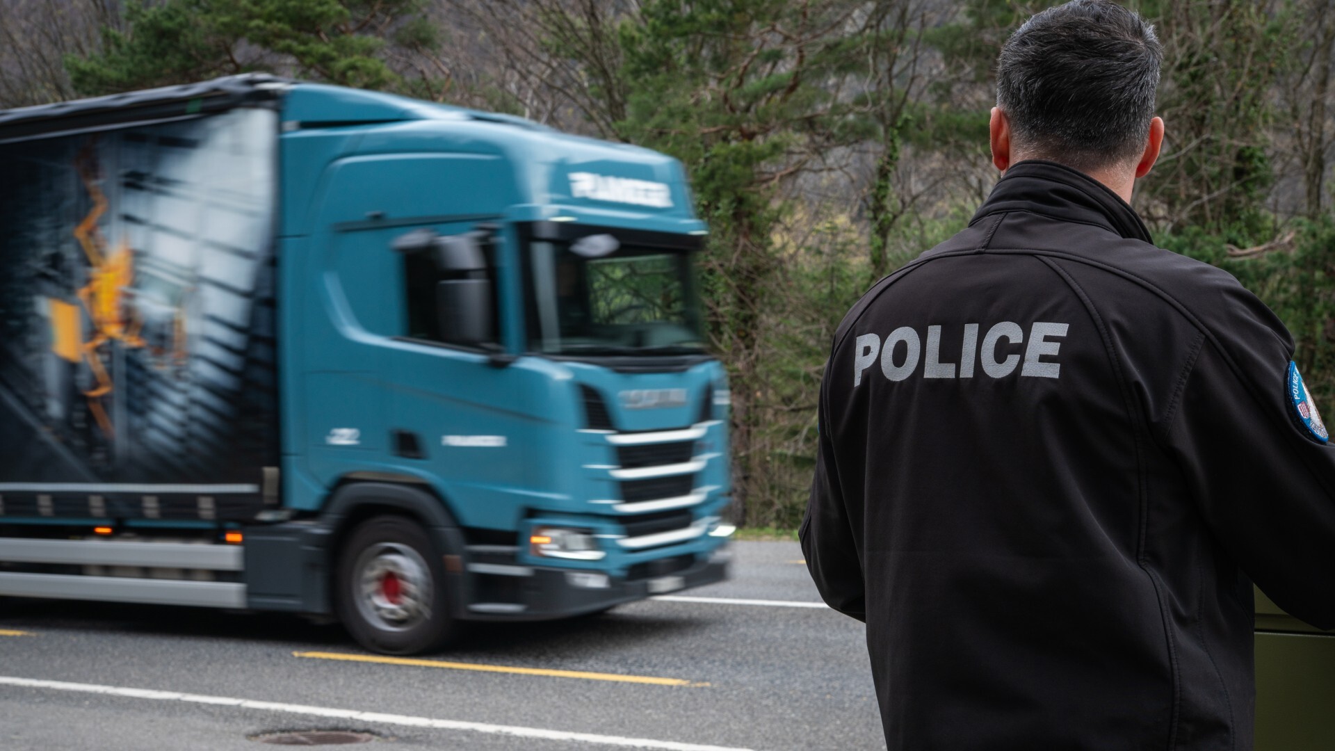 https://radiochablais.ch/images/2026/10/05/police-vs-camion.jpeg