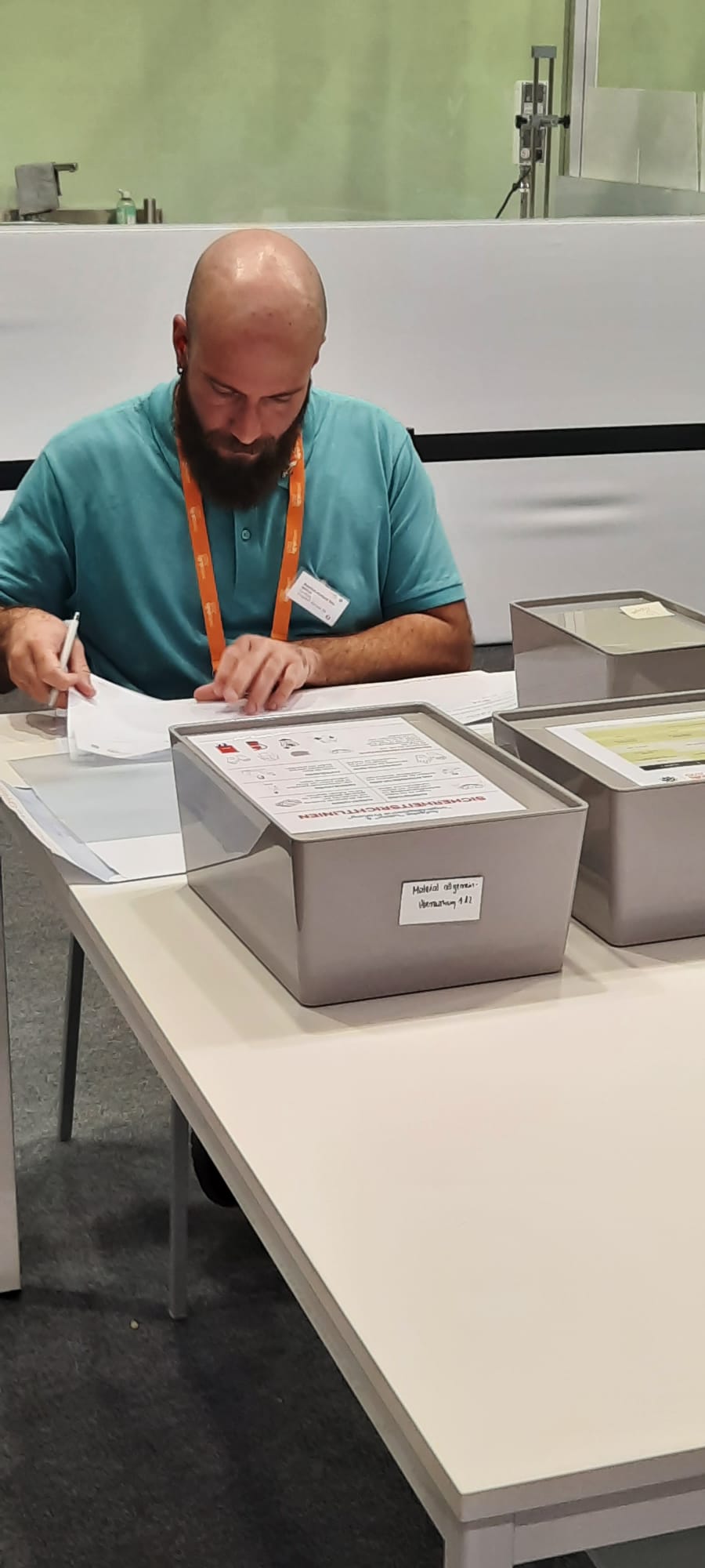 Dominik Ventura Dos Santos, à l'oeuvre lors de l'examen organoleptique, examen qui consiste à reconnaître différentes substances et plantes. 